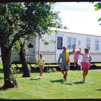 Familie voor de caravan